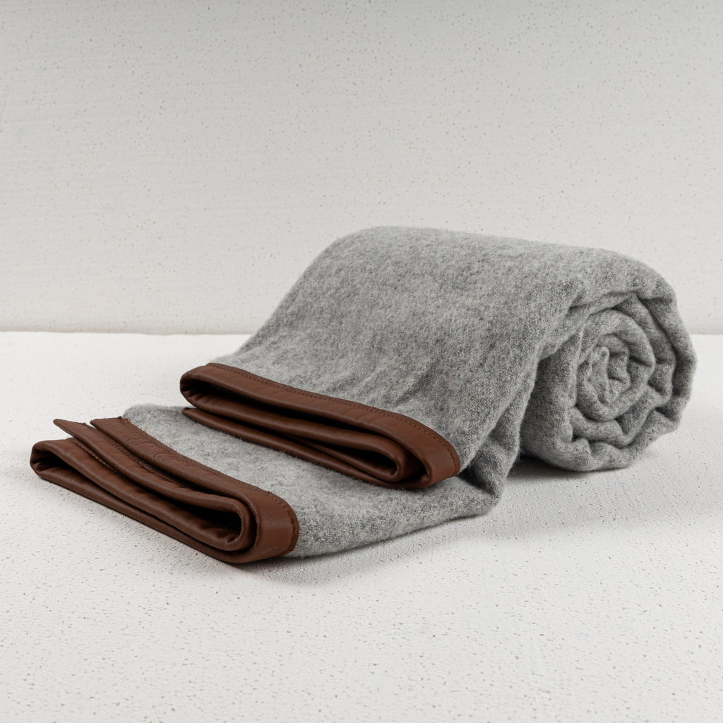 Ullpläd med läderkant - Morup Light Grey Måttillverkade dynor - Kvarnby Textil AB
